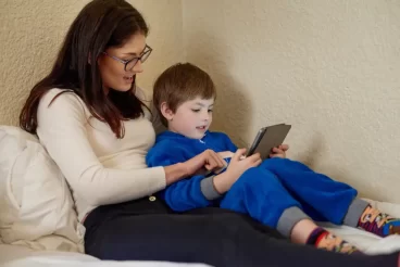 mae-e-filho-com-tablet.webp
